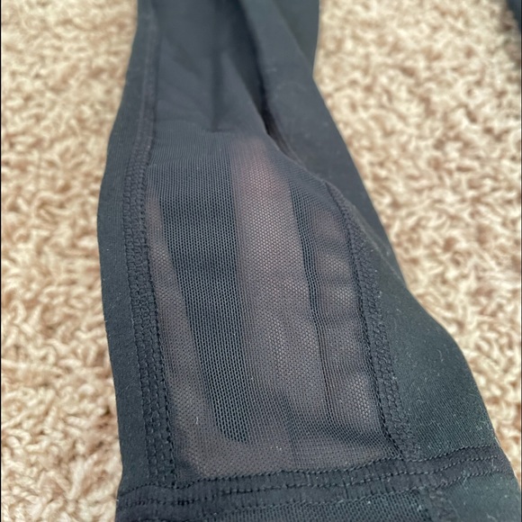 Fabletics workout leggings with pockets - Picture 2 of 3